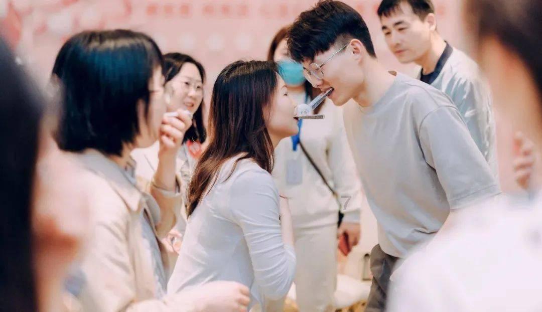 芬兰马丁塞尔 小熊幼崽专注吃鱼尽显呆萌